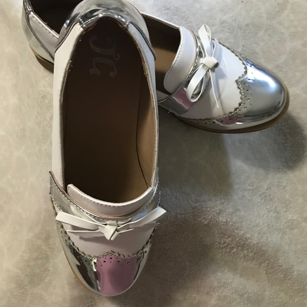 New Silver toe J C Oxford Wingtip w/ Bow Loafer